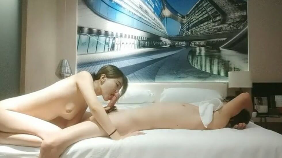 日本xxxxvideos-脱我内衣裤揉我胸好爽-成人AV