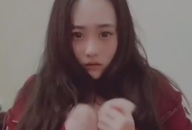 黑丝一字马-捡到校霸的遥控器-成人AV