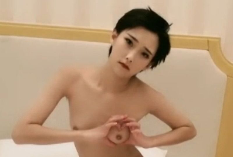 当众调教扒开小娇妻屁股抽打花蒂-两个攻互慰play-成人AV