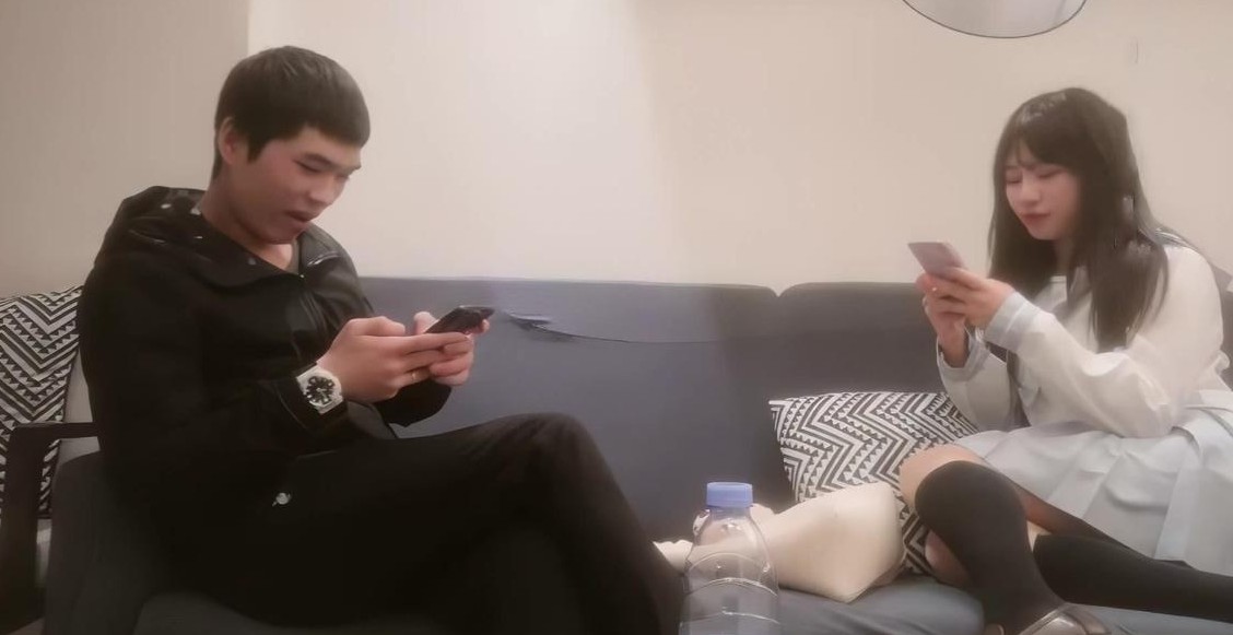 漂亮娇妻被维修工侵犯-av电影免费看-成人AV